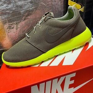 Mens 11 Nike roshe one
"tarp green" brand new